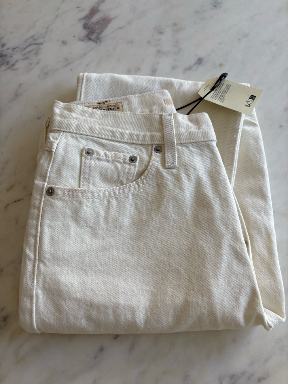LEVI’S- NWT, Ecru / white 80s Mom Jeans, SZ26